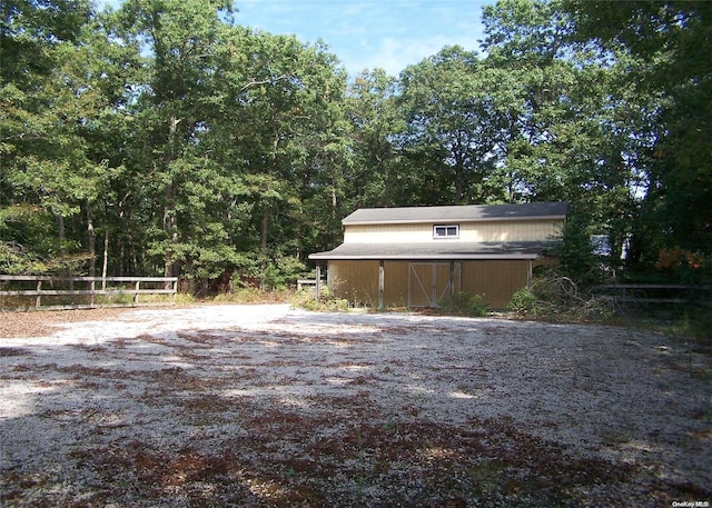 view of yard featuring an outdoor structure