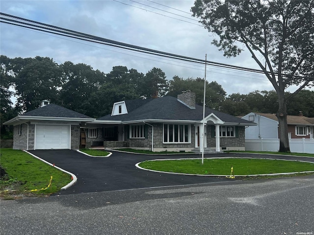 view of front of house featuring a garage and a front yard