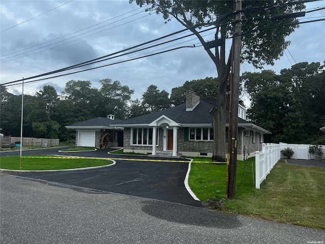 view of front facade featuring a front yard and a garage