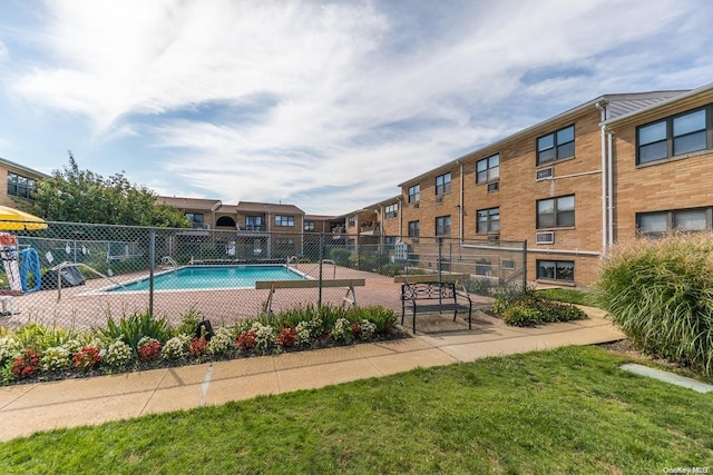 view of swimming pool with a yard