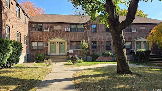 view of front facade with a front yard