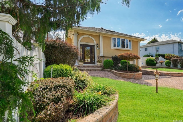 view of front facade featuring a front lawn