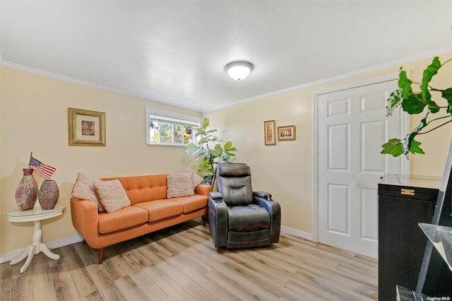 living room with light wood-type flooring and crown molding