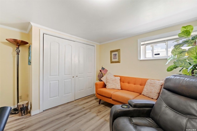 living room featuring light wood-type flooring and crown molding