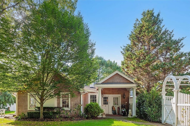 view of front of property with a front lawn