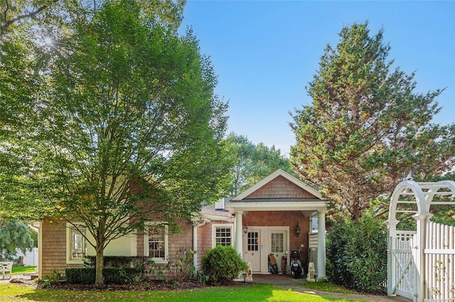 view of front of house featuring a gate and a front yard