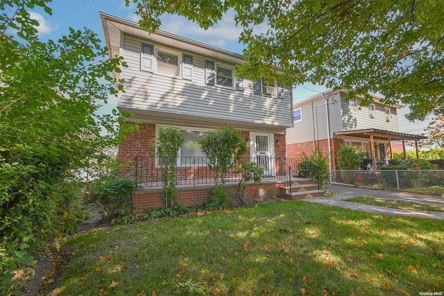 view of front of property featuring a front yard