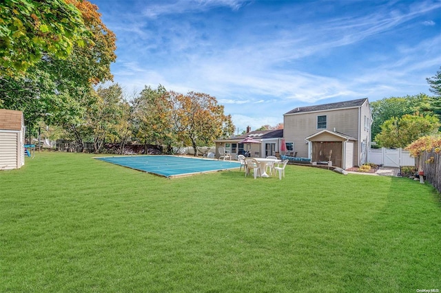 view of yard featuring a storage shed