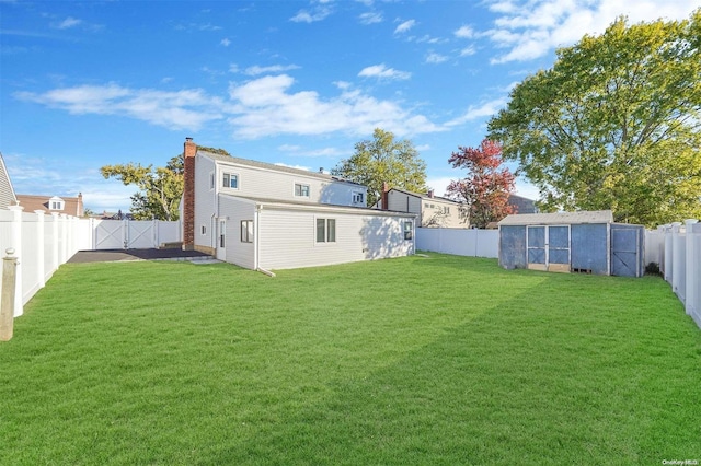 view of yard with an outbuilding