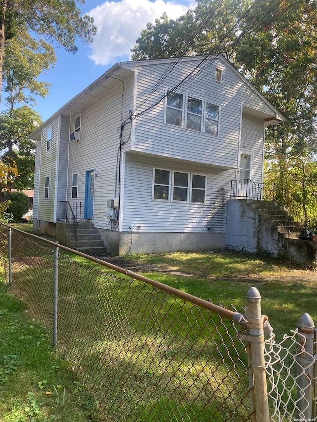 view of front of property featuring a front yard