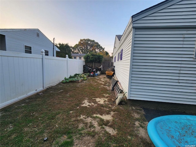 view of yard at dusk