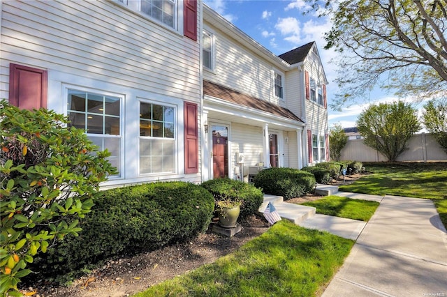 view of front of property featuring a front yard