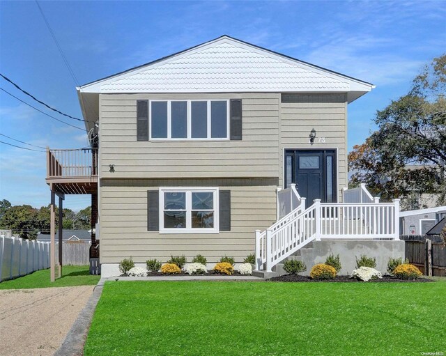 view of front of home featuring a front lawn