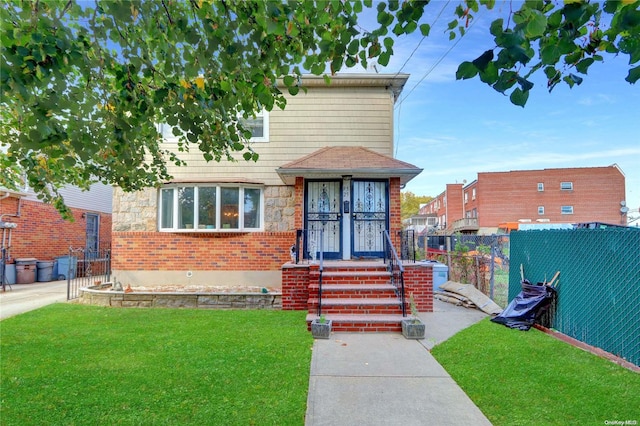 view of front facade featuring a front yard