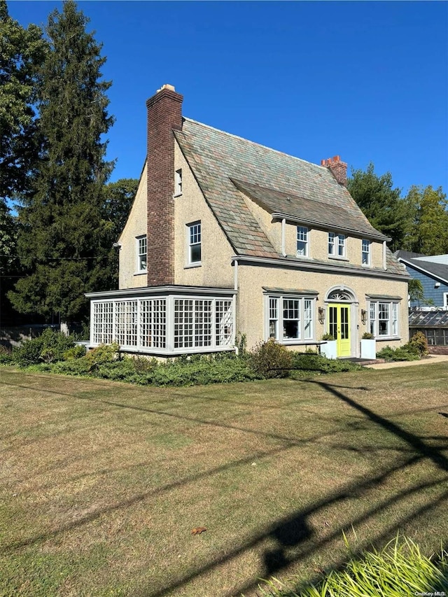 view of front of house featuring a front lawn