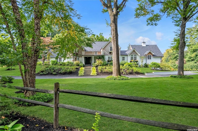 view of front facade featuring a front yard