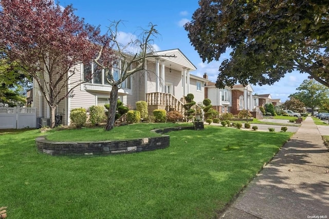 view of front of property featuring a front yard