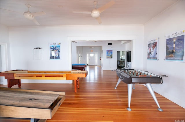 playroom featuring ceiling fan, hardwood / wood-style floors, crown molding, and billiards