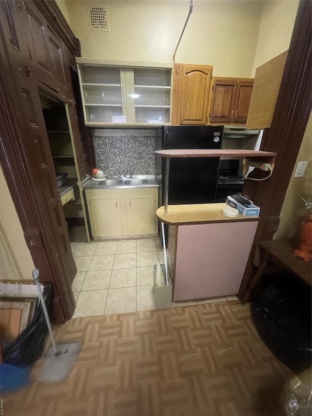 kitchen with tasteful backsplash and light parquet flooring