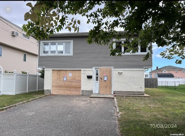 view of front of home featuring a front yard