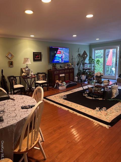 living room featuring hardwood / wood-style floors and crown molding