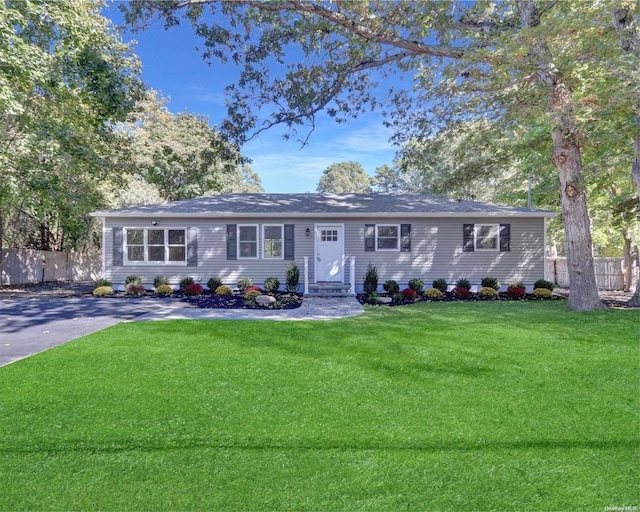 single story home featuring a front lawn