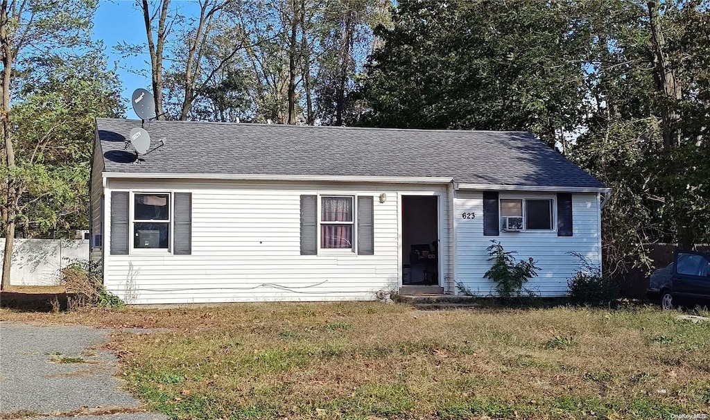 view of front of house featuring a front lawn