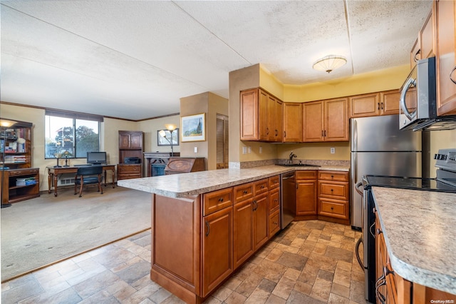 kitchen with sink, a textured ceiling, light colored carpet, kitchen peninsula, and stainless steel appliances