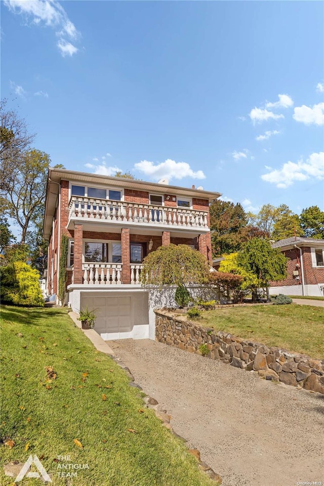 view of front of property featuring a porch and a front lawn