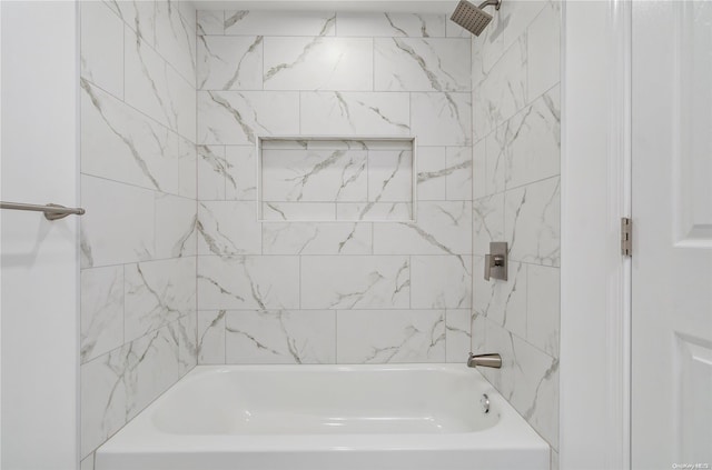 bathroom with tiled shower / bath