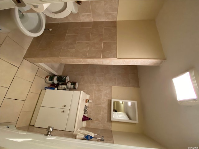 bathroom featuring decorative backsplash