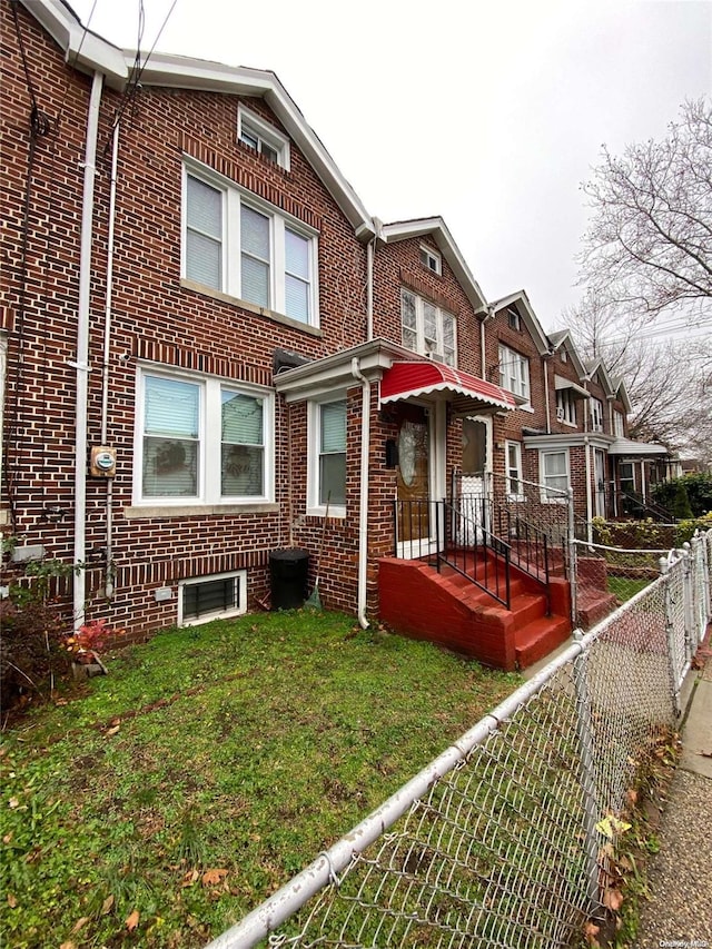 view of front facade featuring a front lawn