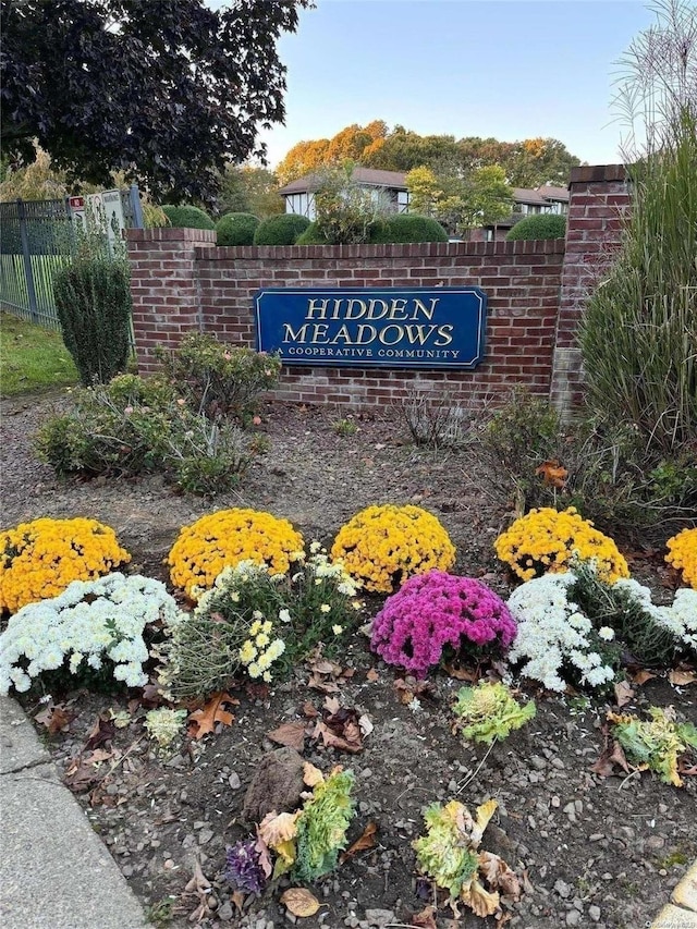 view of community / neighborhood sign