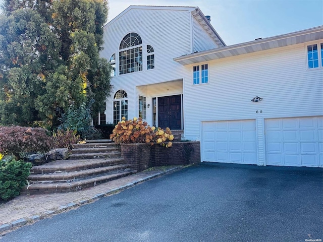 view of front facade with a garage and driveway