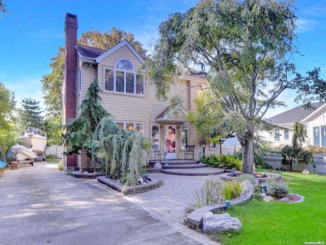 view of front of property with a front yard