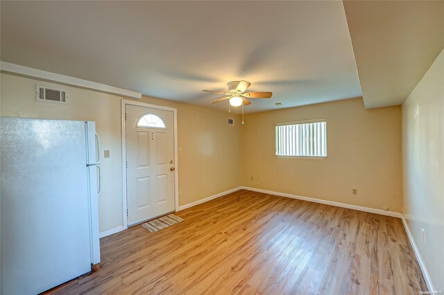 entrance foyer featuring light wood-type flooring and ceiling fan