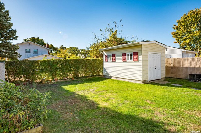 view of yard featuring a storage shed