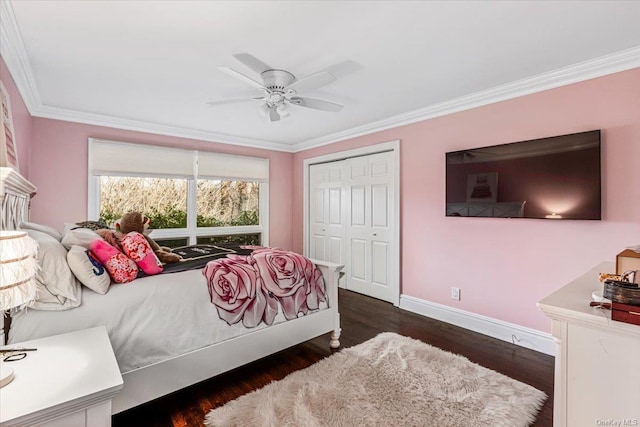 bedroom with ceiling fan, dark wood-type flooring, crown molding, and a closet