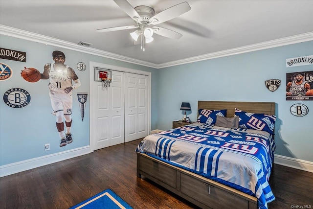 bedroom with dark wood-type flooring, a closet, ornamental molding, and ceiling fan