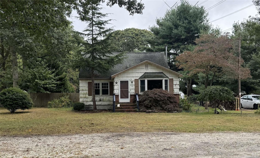 bungalow featuring a front lawn