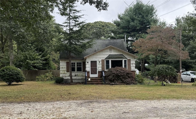 bungalow featuring a front lawn