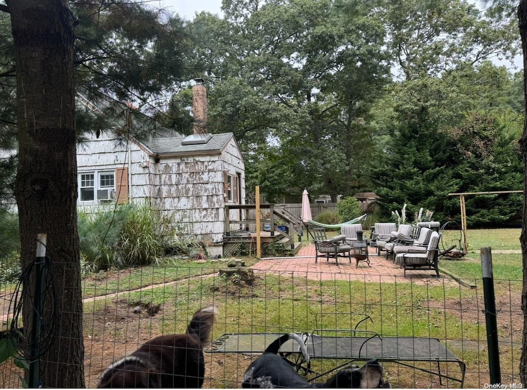 view of yard featuring a patio area