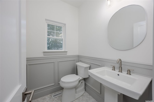 bathroom featuring toilet and sink