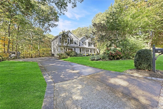 view of front of home featuring a front yard