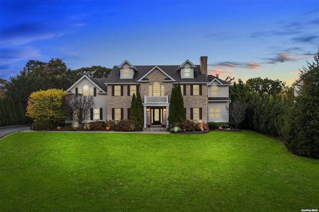 view of front facade featuring a yard