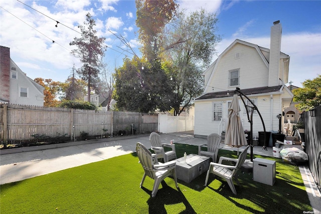 view of yard featuring a patio