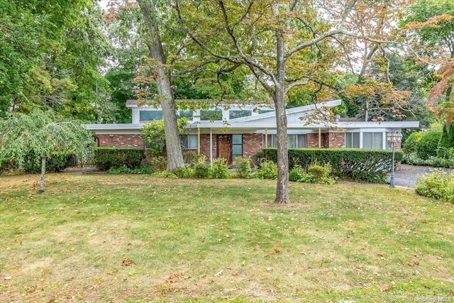 ranch-style home featuring a front yard