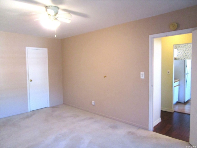 unfurnished room with carpet flooring and ceiling fan