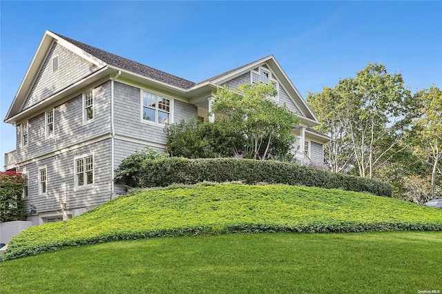 view of front of property featuring a front yard