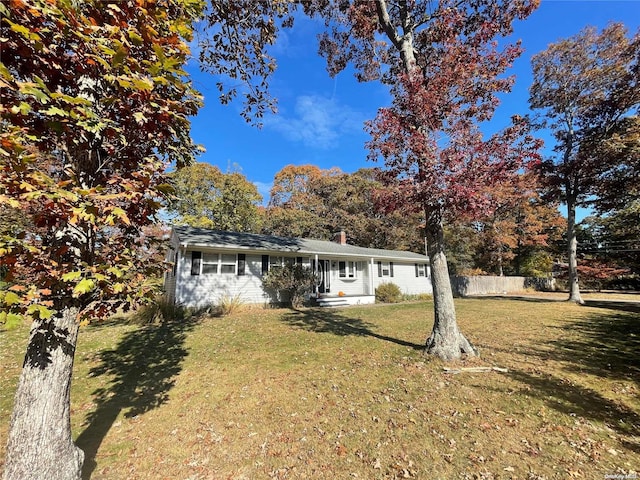 view of front of property featuring a front yard